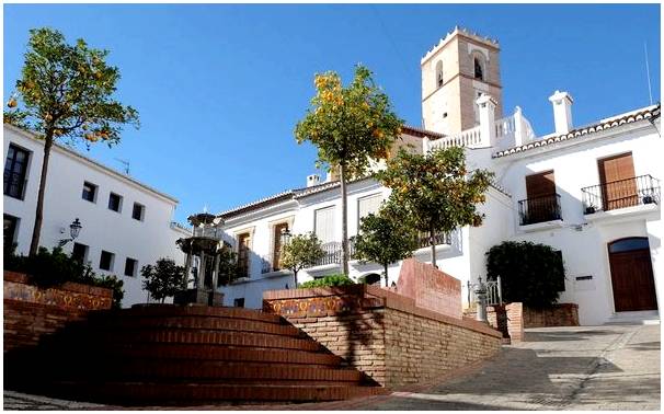 Салобрения, один из самых красивых городов на побережье Гранады.