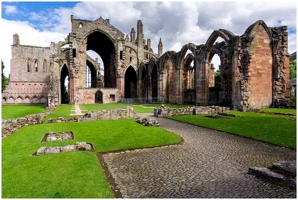 Посещение аббатства Мелроуз в Шотландии.