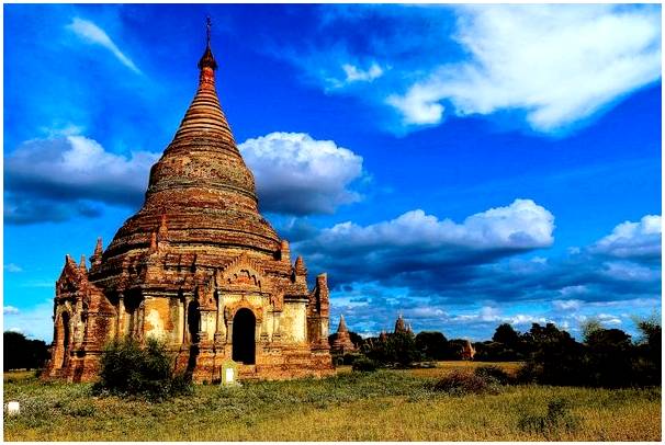 Посетите Баган и его более 4000 буддийских храмов.