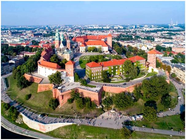 Посмотрите Королевский замок Кракова на Вавельском холме.