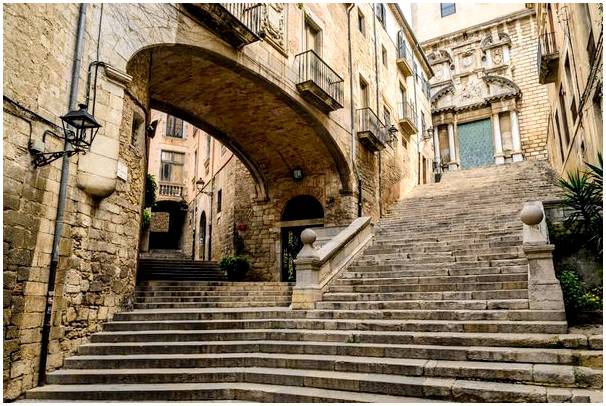 Познакомьтесь с некоторыми из самых красивых еврейских кварталов Испании.