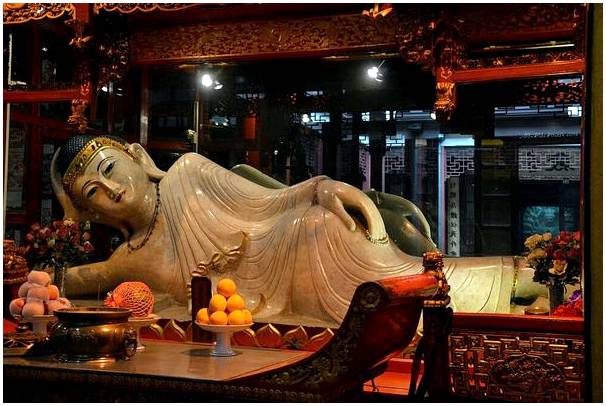Откройте для себя храм Нефритового Будды в Шанхае.