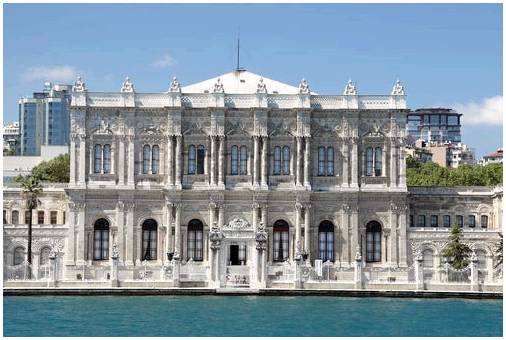 Грандиозный дворец Долмабахче в Стамбуле