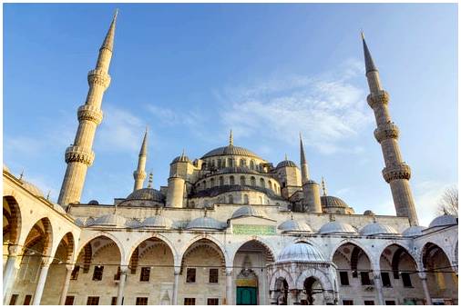 Посещаем прекрасную Голубую мечеть в Стамбуле.