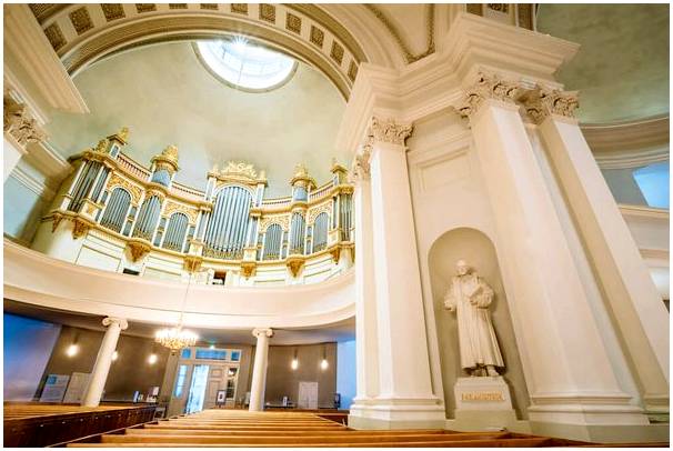 Посмотрите впечатляющий лютеранский собор Хельсинки.