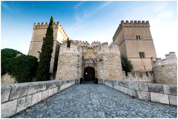 Замок Ампудиа, самый красивый в Паленсии.
