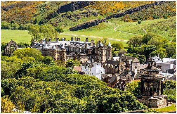 Холирудхаус, королевская резиденция в Шотландии.