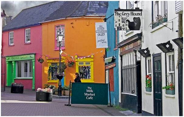 Кинсейл, красочный город в Ирландии.