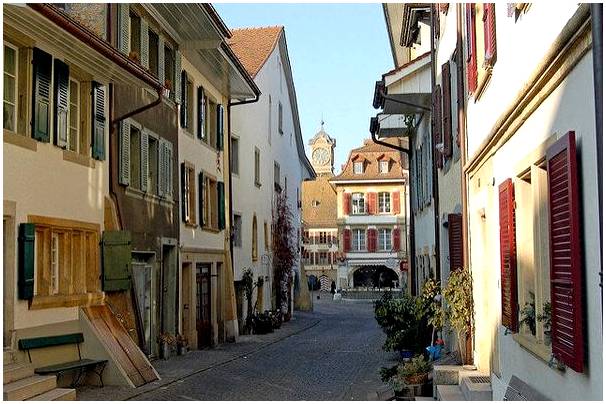 Муртен, красивый средневековый город в Швейцарии.