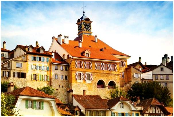 Муртен, красивый средневековый город в Швейцарии.