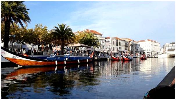 Совершите поездку по каналам Авейру в Португалии