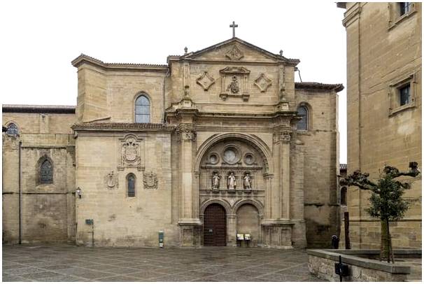 Посетите собор Санто-Доминго-де-ла-Кальсада.