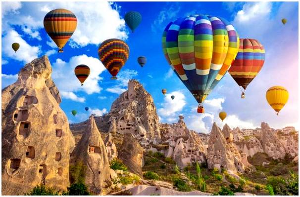 Небо, украшенное воздушными шарами в Каппадокии