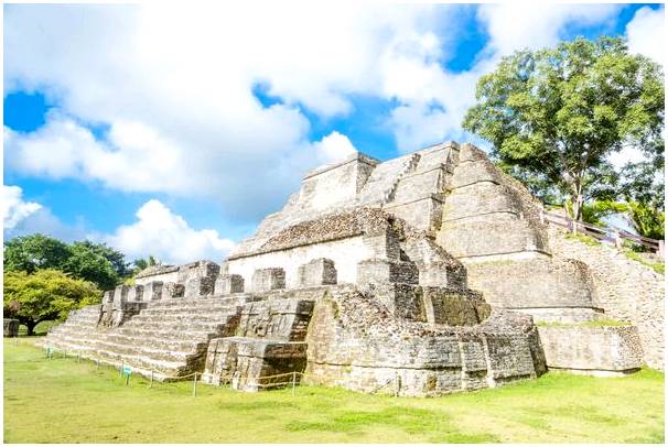 Исследуйте увлекательные руины майя в Белизе.