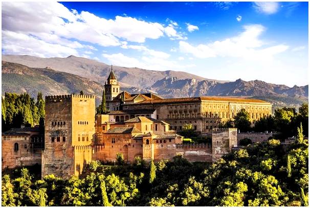 Если вы путешествуете в Испанию, вы должны включить посещение Андалусии.
