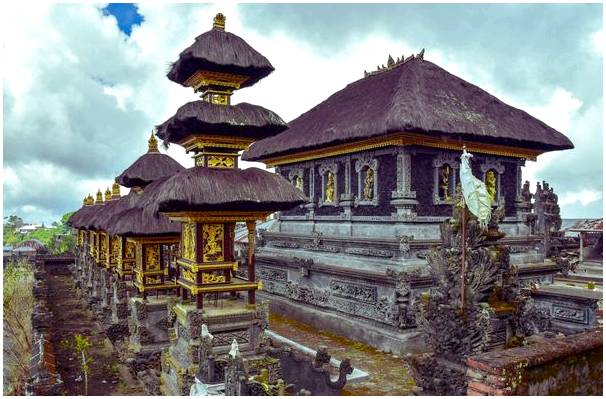 Улун Дану Батур, плавучий храм Бали
