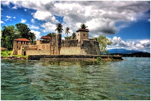 Посещаем замок Сан-Фелипе-де-Лара в Гватемале.