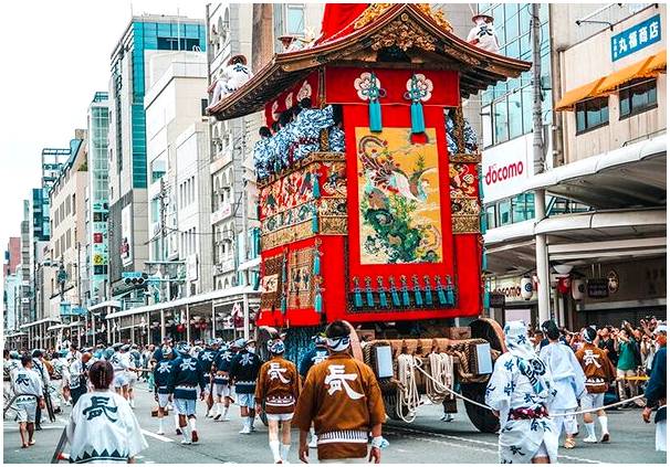 Познакомьтесь с мацури, фестивалями Японии.