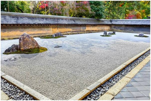 Откройте для себя сад дзэн Рёан-дзи в Киото.