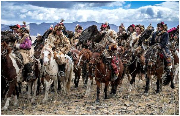 Наслаждайтесь знаменитым фестивалем орла в Монголии.