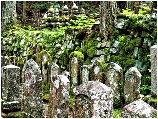 Японское кладбище Окуноин и легенда о духах