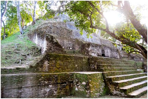 Исследуйте захватывающие руины майя в Белизе.