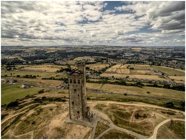 Хаддерсфилд в Великобритании: встречайте башню Виктория