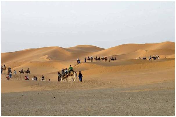Посвящение в семейную прогулку по марокканской пустыне.
