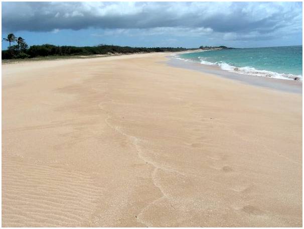 Папохаку, сказочный пляж с белым песком на Гавайях.