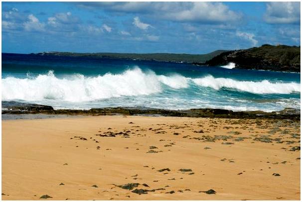 Папохаку, сказочный пляж с белым песком на Гавайях.