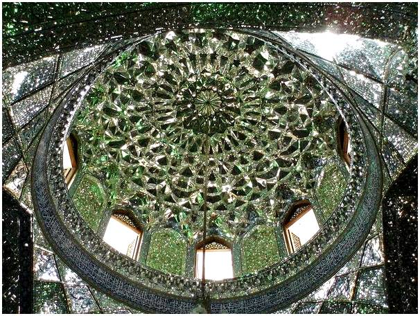Храм Шах-и-Чераг, святое место в Иране.