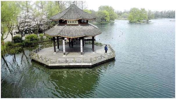 Совершите морскую прогулку по Западному озеру в Ханчжоу.