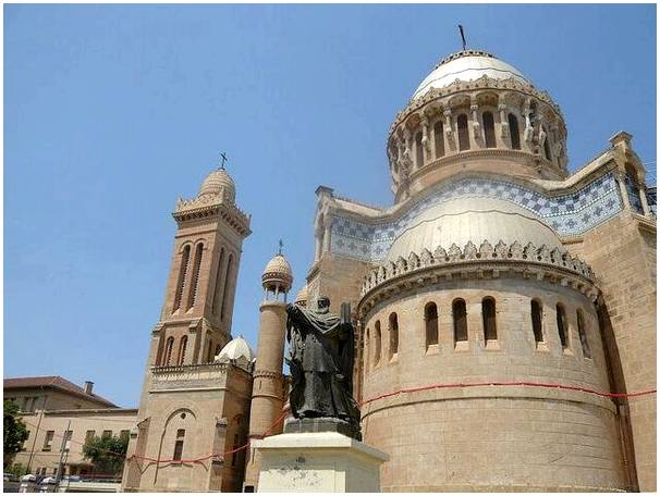 Малая базилика Богоматери Африканской, жемчужина в Алжире.