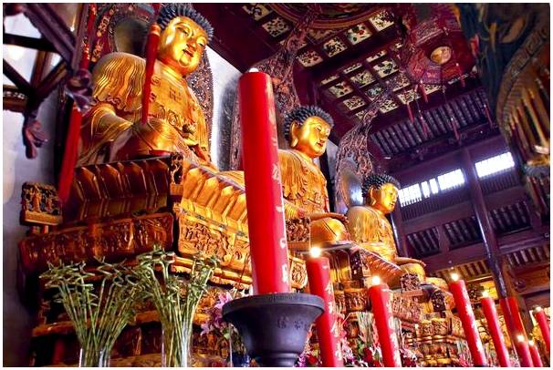 Откройте для себя храм Нефритового Будды в Шанхае.