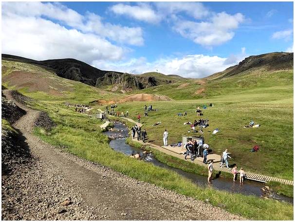 Где искупаться в горячих источниках в Исландии?