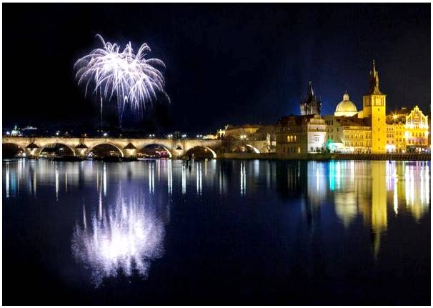 Река Влтава и исторический Карлов мост в Праге