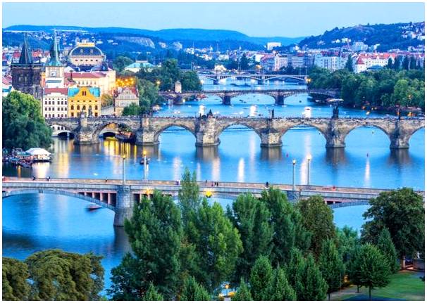 Река Влтава и исторический Карлов мост в Праге