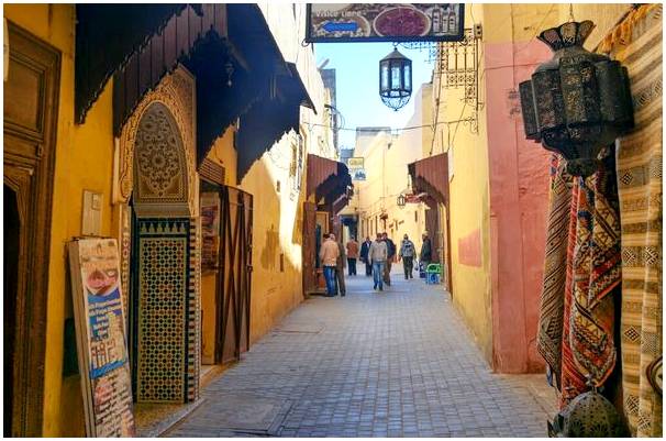 Прогулка по городу Мекинес в Марокко.