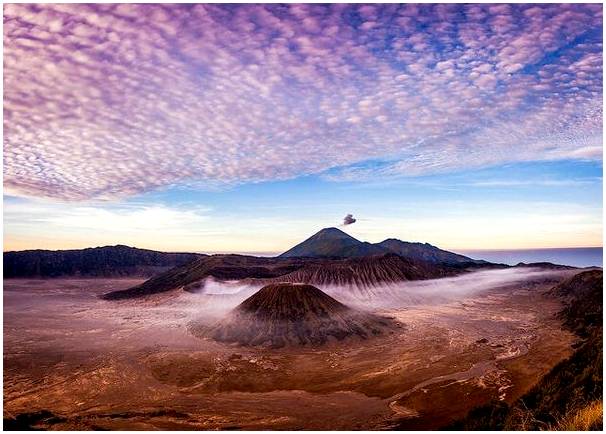 Посмотрите вулканы в Индонезии: гору Бромо и кратер Иджен.