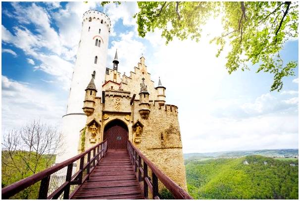 Мы посетим одни из самых красивых замков в мире.