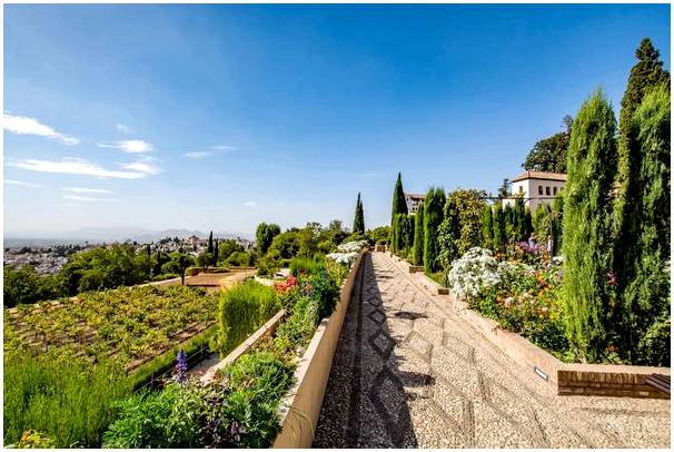 Познакомьтесь с дворцом Хенералифе в Гранаде и его садами.