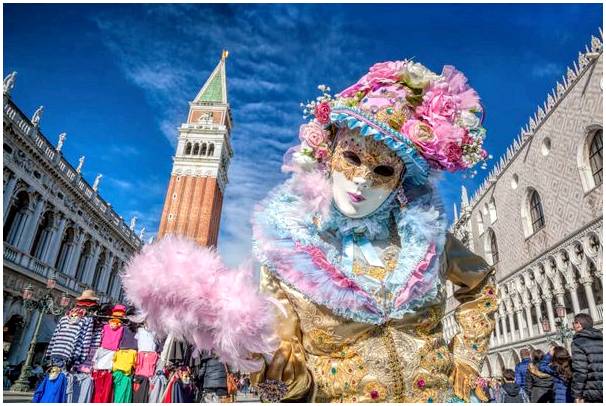 Наслаждайтесь Венецианским карнавалом в Италии.