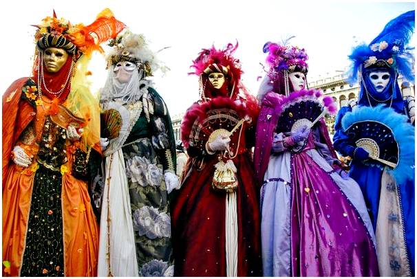 Наслаждайтесь Венецианским карнавалом в Италии.