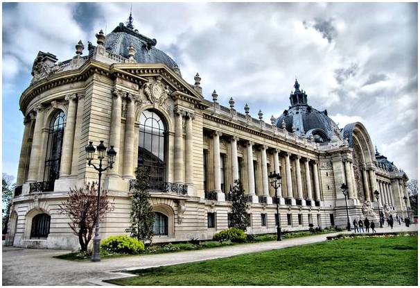 Малый дворец и Большой дворец в Париже
