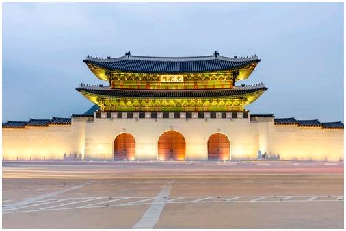 Красивый дворец Кёнбоккун в Южной Корее