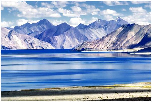 Пангонг Цо, особенное озеро в Гималаях.