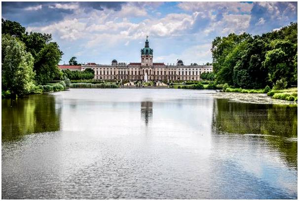 Прогуляйтесь по дворцу Шарлоттенбург в Берлине.