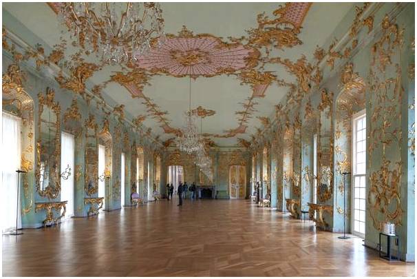 Прогуляйтесь по дворцу Шарлоттенбург в Берлине.