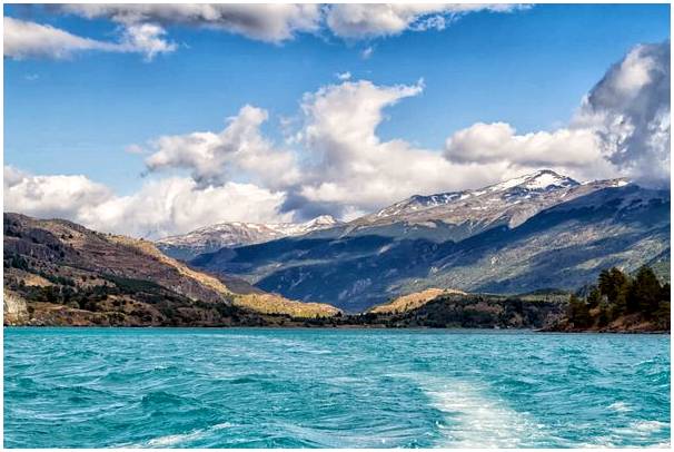 Красота озера Генерал Каррера в Патагонии