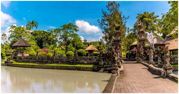 Пура Таман Аюн, один из самых известных храмов на Бали.